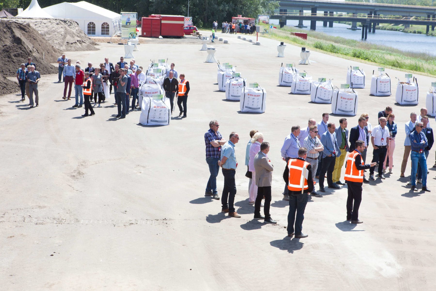 Den-Ouden-Groep-kiest-voor-Axitour-AT-300-communicatiesysteem-bedrijfsrondleiding