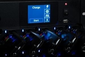 at-100-axitour-audio-rondleidingsysteem-oplaad-station-display